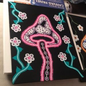 It’s a pink/purple themed mushroom. I have different colors too.